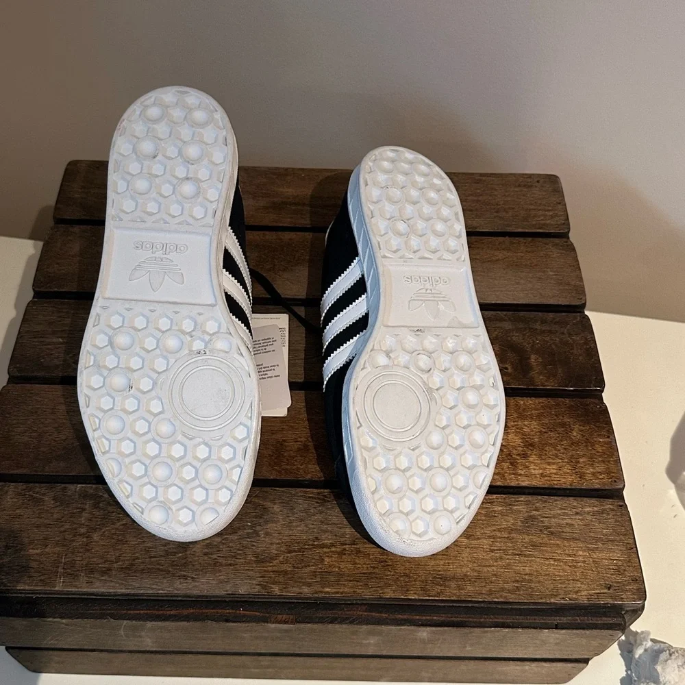 ADIDAS Hamburg Unisex Women's size 8 1/2 & Men's size 6 1/2 Black & White NEW🖤🤍👟
